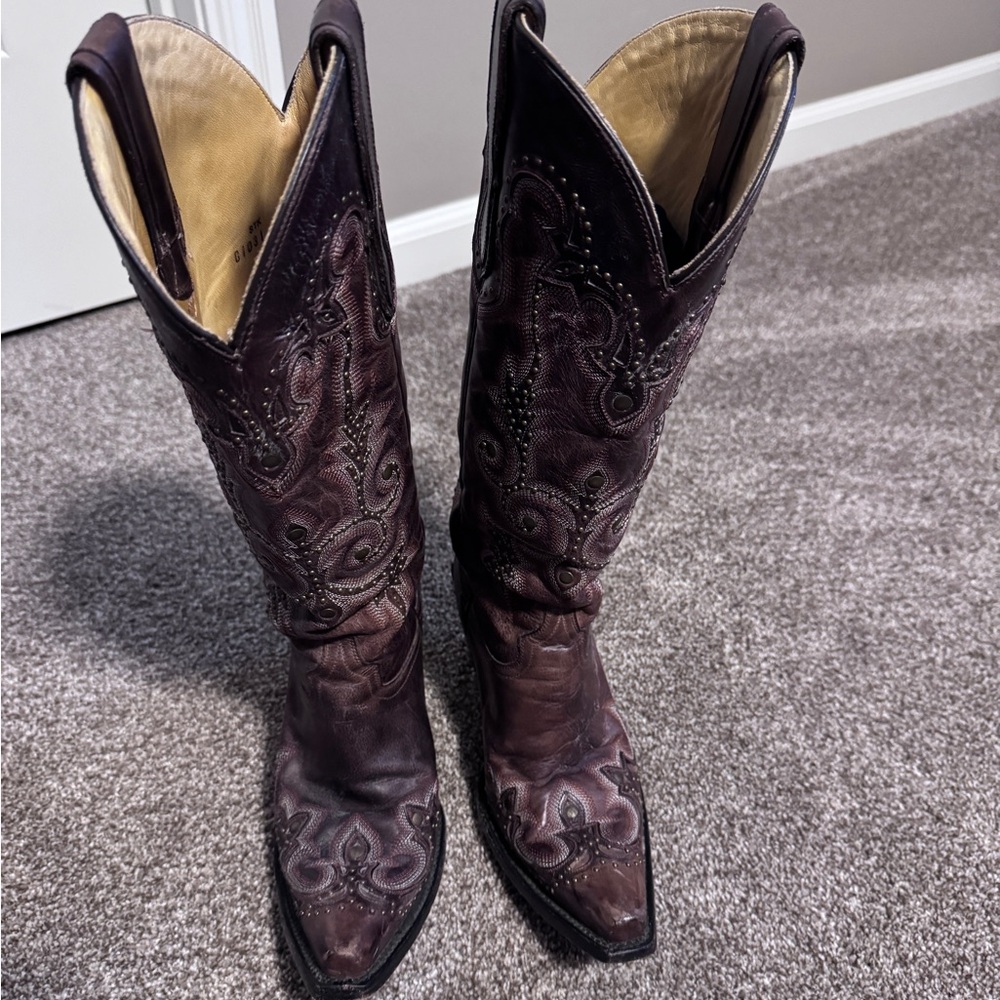 Women’s 6 1/2 brown all leather riveted Corral cowboy boots